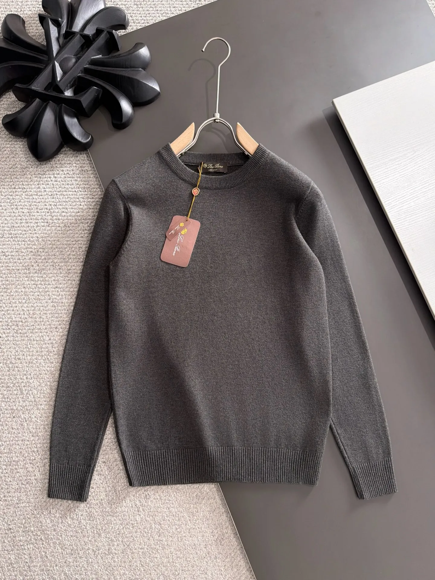 Next day shipment LP high quality Loro Piana 26ss autumn and winter New Arrival knitted sweater long sleeves Made of one-on-one combed cotton yarn knitted fabrics, no pressure in and out of the counter Exclusive control of raw materials It feels substantial when weighed, and the upper body is more textured than ordinary T-shirts. This texture can handle the weather easily and is suitable for both hot and cold! Loose fit design, looks noble. The only correct version is available Size: M to XXXL